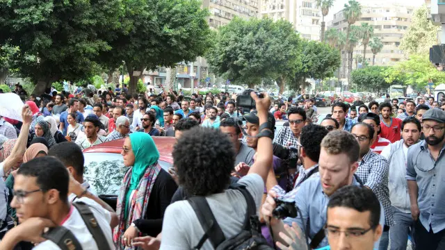 يطالب الكثيرون في مصر باجراء استفتاء شعبي حول تسليم الجزيرتين للسعودية