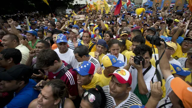 المتظاهرون يرددون، خلال احتجاجاتهم ، شعارات ضد حكومة مادورو.