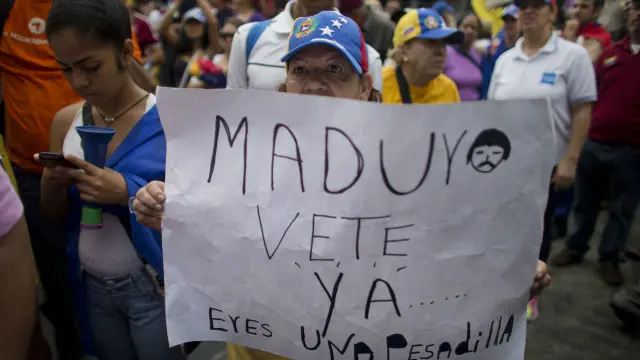 معترضان میگویند از ایستادن در صف غذا و دارو و دیگر کالاهای اساسی خسته شدهاند؛ هواداران دولت میگویند این فشارها برای به زانو در آوردن دولت چپگراست.