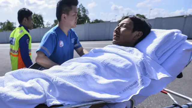 林伟贤在亚庇机场由担架床抬走（13/5/2016）