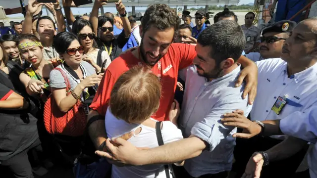 赫南德斯（中）在亚庇机场与亲属拥抱（13/5/2016）
