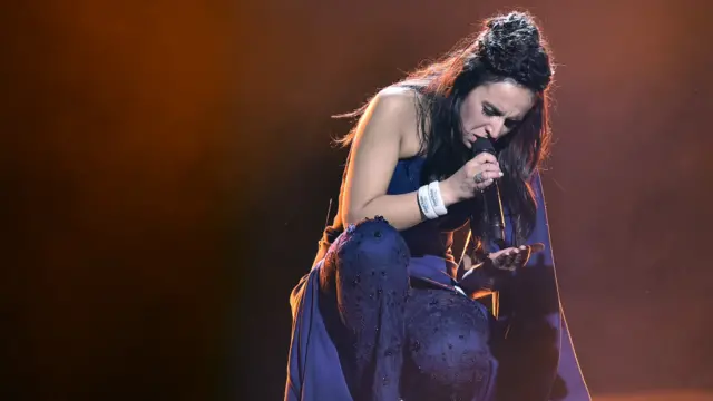 贾马拉在舞台上演唱