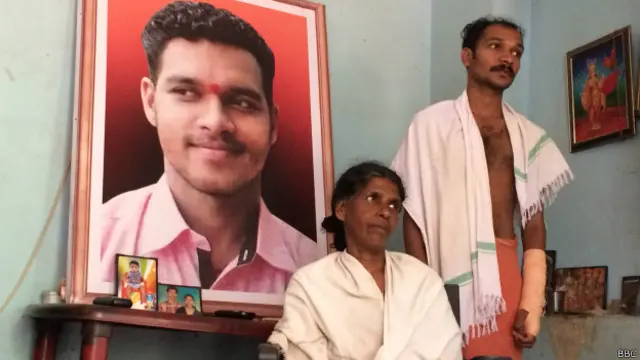 सुलोजना बड़े बेटे और सुजीत की फोटो के साथ