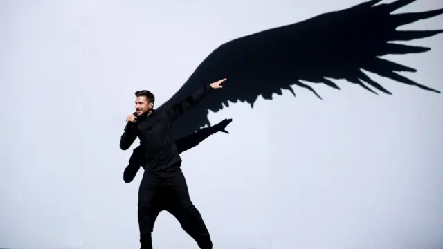 俄罗斯歌手谢尔盖·拉扎莱夫在舞台演唱