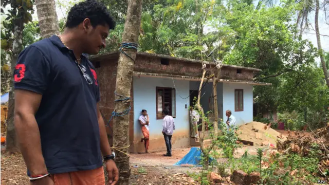 वीनू बालाकृष्नन उस जगह को देख रहे हैं जहां सुजीत पर हमला किया गया