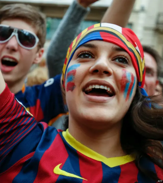 Seorang fans berat Barcelona tak bisa menutupi kegirangannya.
