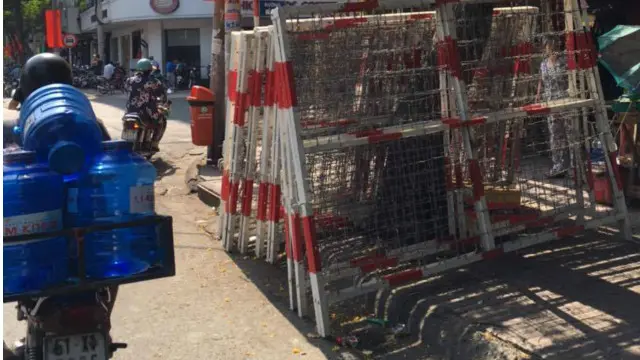 Hàng rào thép gai được đưa đến nhiều nơi tại Thành phố Hồ Chí Minh