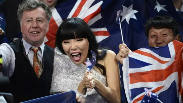 На другому місці - співачка із Австралії, 511 балів.
Це вдруге країна бере участь у європейському пісенному конкурсі. Дамі Ім співала пісню "Звук тиші" (Sound Of Silence) і лідирувала за результатом голосування журі.