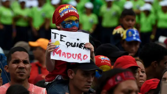 Maduro'nun destekçileri de sokaklarda.