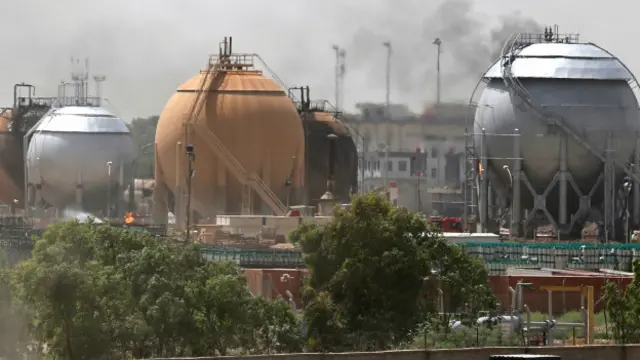 حملہ آوروں نے کارخانے میں گیس کے تین ذخیروں کو نذرِ آتش بھی کر دیا