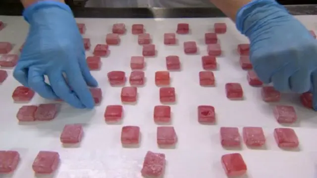 إعداد الحلوى التركية لتغليفها بالشوكولاتة في مصنع بيتش 