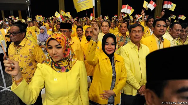 Partai Golkar menduduki 91 dari 560 kursi di Dewan Perwakilan Rakyat.