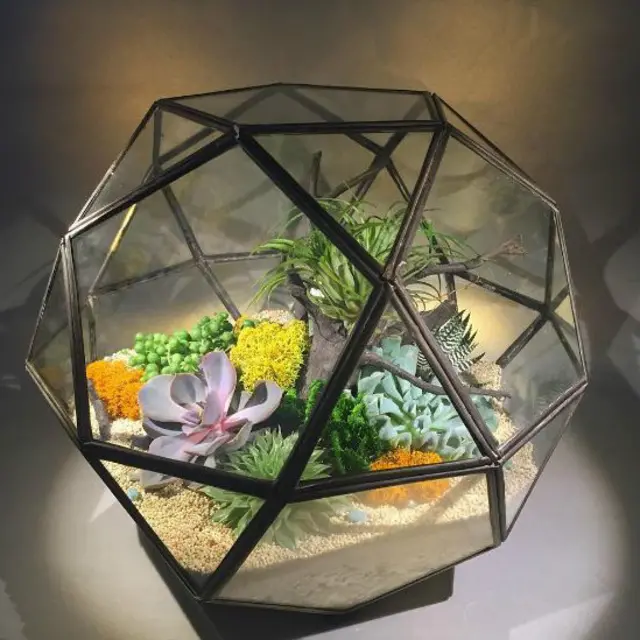 Konsumen bisa memilih bentuk vas serta gaya desain yang diinginkan.