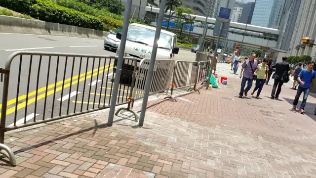 香港干诺道中上人行道边沿的围栏(BBC中文网图片)