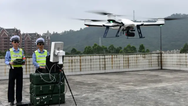 广州警方展示警用无人机(新华社图片2/5/2016)