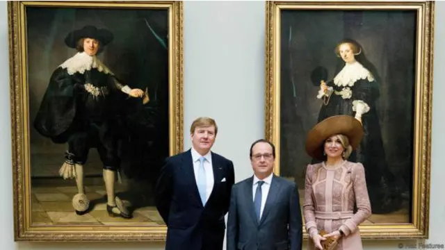 Ada makna dalam posisi foto dan lukisan yang dipilih oleh Presiden Prancis, Francois Hollande.