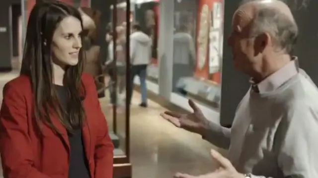 रिचर्ड रैंघम से बातचीत करती बीबीसी संवाददाता.