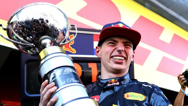 Max Verstappen sujetando el trofeo del Gran Premio de España
