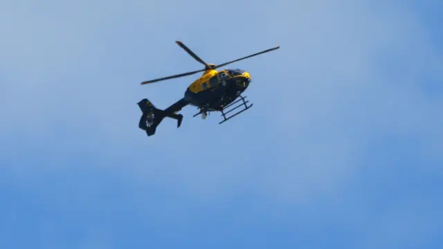 Полиция даже применила вертолет для наблюдения за происходящим