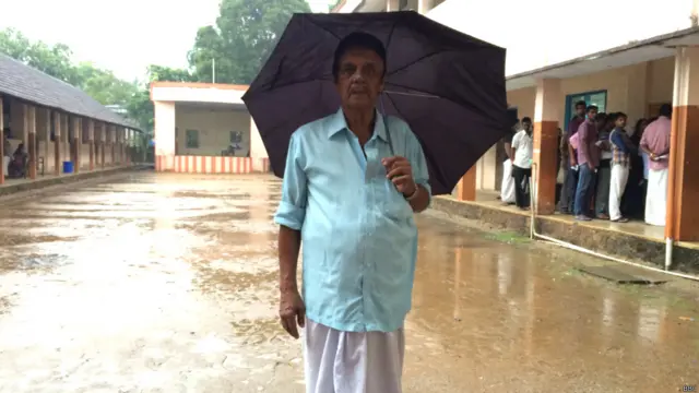 कोच्चि के एक मतदान केंद्र पर मतदाता.