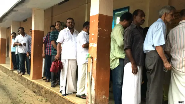 केरल के कोच्चि में मतदान के लिए क़तार में खड़े लोग.