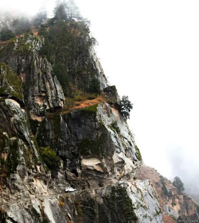Jalanan berbahaya ini terhubung dengan lembah penuh mitos Pangi.
