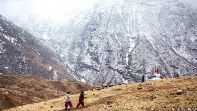 Masyarakat di sini terbiasa dengan jalan yang berbahaya dan lanskapnya.
