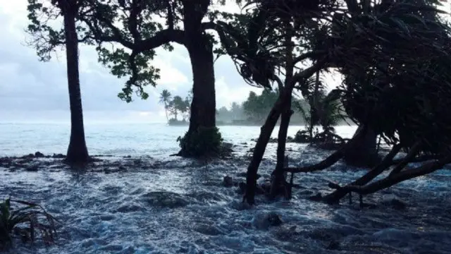 يعزو الكثير من العلماء الفيضانات والجفاف وارتفاع درجة حرارة الأرض إلى التغير المناخي 