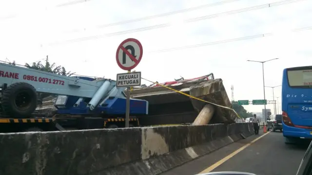 Jembatan roboh