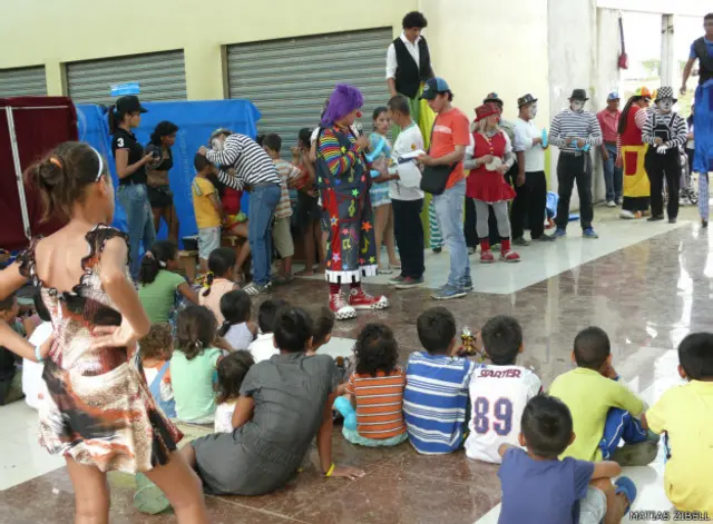 Payasos en el albergue de la terminal de Pedernales