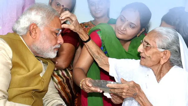 साल 2014 के लोकसभा चुनाव में मिली ऐतिहासिक जीत के बाद उन्हें तिलक लगातीं उनकी मां.