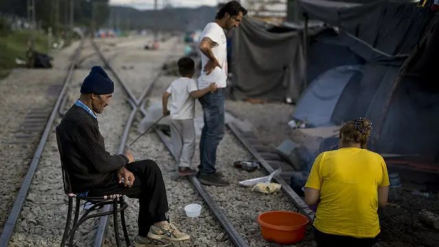 يقيم اللاجئون في مخيمات مؤقتة بعد إغلاق دول الحدود أمامهم