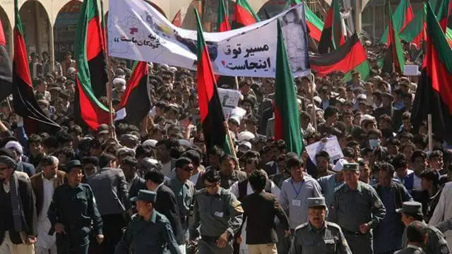 معترضان در بامیان نیز اقدام به راهپیمایی کرده اند