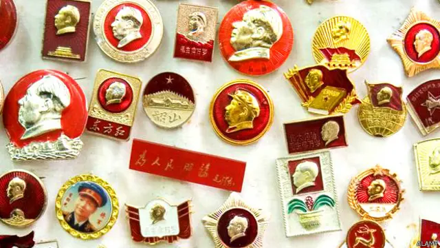 Distintivos alusivos a Mao Zedong
