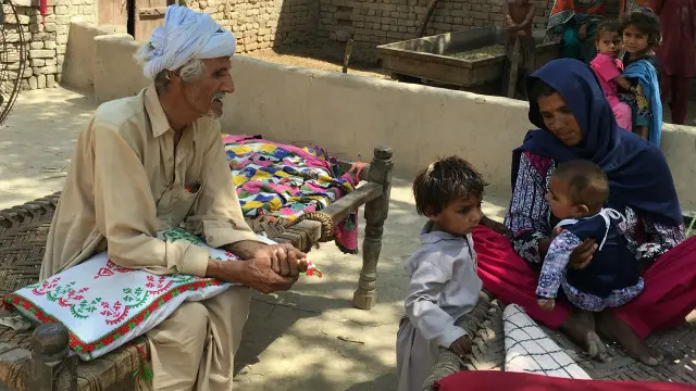 چھوٹو گینگ نے ممتاز کے بوڑھے والد کو اغوا کیا تھا اور چھے مہینے یرغمال رہنے کے بعد آخر کار انھیں اپنی جان کی امان کی قیمت بیٹی کی پوری زندگی سے چکانا پڑی