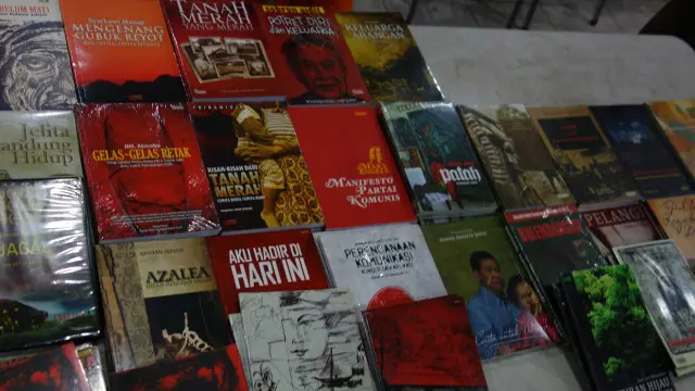 Para pegiat mendesak aparat kepolisan dan militer menghentikan intimidasi dan pemberangusan terhadap buku.