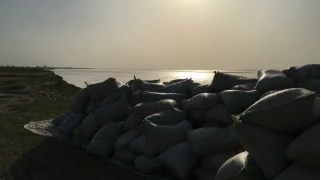 محمد اسماعیل کی ٹوٹی ہوئی کشتی کا ڈھانچہ دریا کی لہروں کے ساتھ کنارے پر ڈول رہا ہے