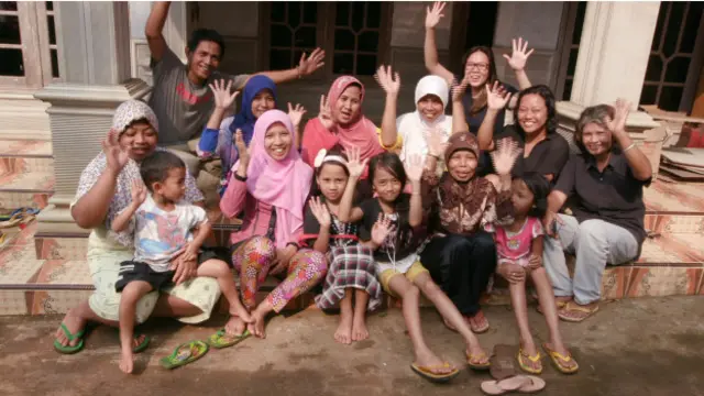 Berfoto bersama ibu-ibu dusun di Jombang, Jawa Timur.