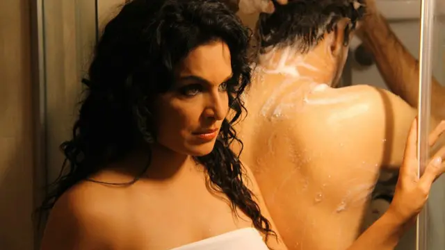 میرا جی مرکزی کردار ہیں مگر میراجی مرکزی کرداروں میں سے ایک تھیں جنہوں نے 1990 کی دہائی جیسی ہی اداکاری کی 