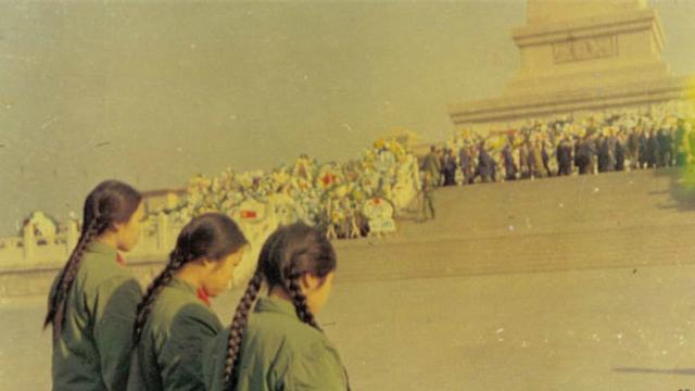 1976 год, Китай: Ай Хуа со своим подругами оплакивают смерть премьер-министра Чжоу Эньлая