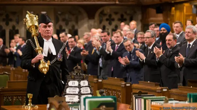 Sersan angkatan darat Kevin Vickers dalam upacara kehormatan di Parlemen Kanada pada bulan Oktober 2014.