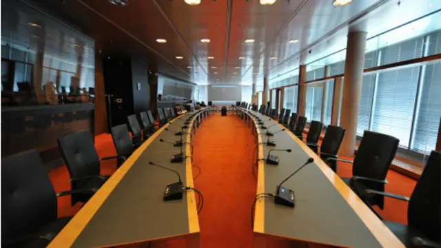 在有些国家，人们会根据自己的安排参加或离开会议。