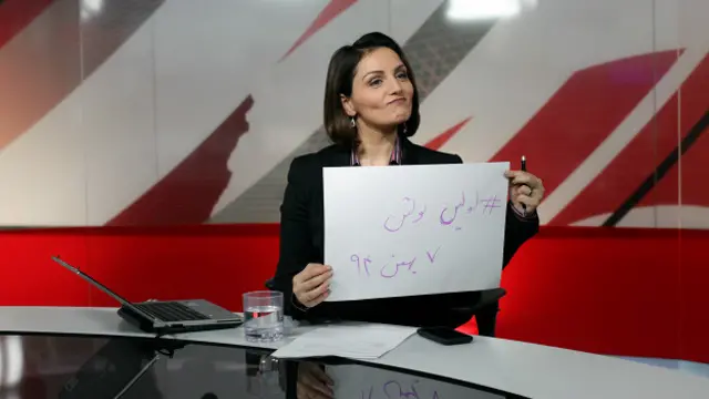 یک روز بعد، اولین بولتن خبری از استودیوی موقت، بدون ذره ای ایراد، پخش شد. مجری؟ رجوع کنید به همان هشتگ قبلی.