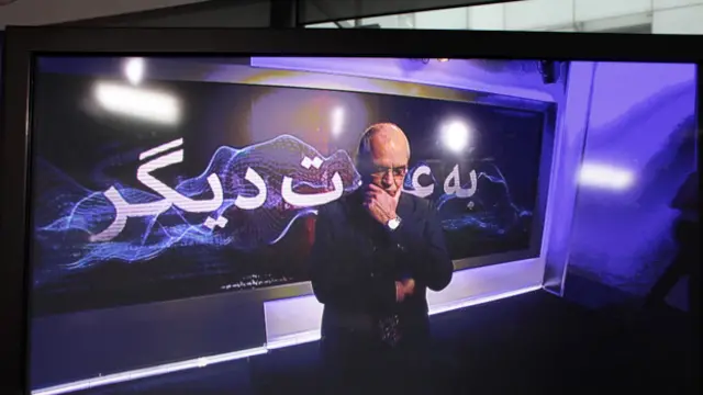 عنایت فانی، سردبیر برنامه هایی مانند صفحه ۲ و به عبارت دیگر، با زحمت توانست یک دیوار دیجیتال عاریه پیدا کند، ولی لعنت به غم جدایی!