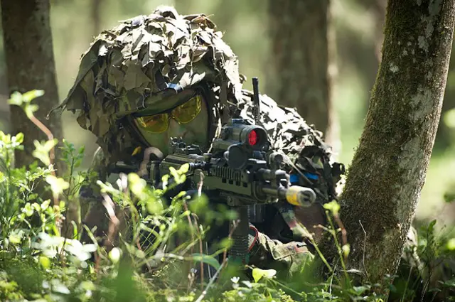 Эстонский солдат на международных учениях близ границы с Россией