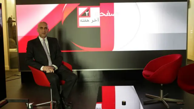 چهره مهدی پرپنچی، مجری برنامه صفحه ۲، نشان می دهد دستکم یک نفر در بخش فارسی بیبیسی از نتیجه این همه خانه بدوشی راضی است. او هم آمدن شما به خانه تازه/قدیمی ما را خوشامد میگوید.