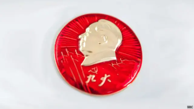 Insignia con la imagen de Mao Zedong