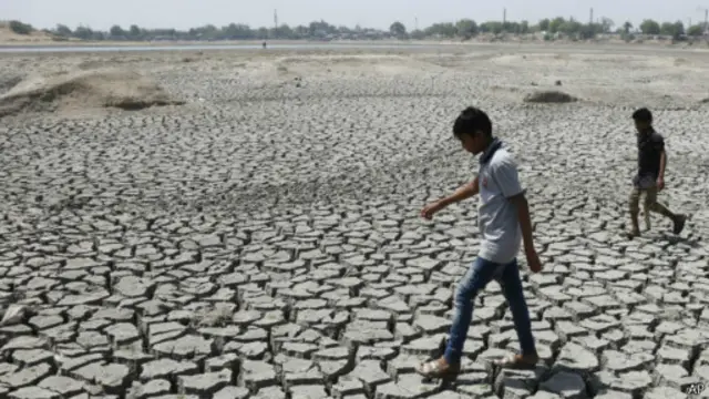 انڈیا میں موسمی حدت میں اضافہ خشک سالی کا سبب بن رہا ہیں جہاں درجہ حرارت 40 ڈگری سینٹی گریڈ سے تجاوز کر چکا ہے