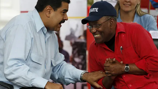 مادورو (يسار) يتحدث مع نائبه استوريز