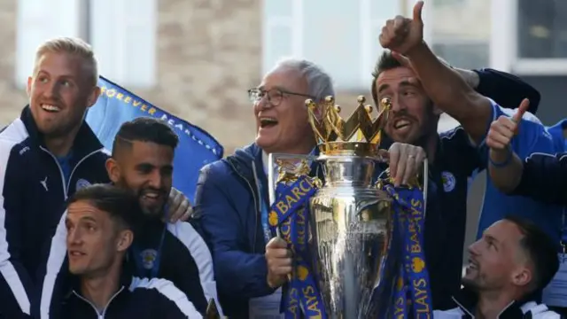 Pelatih Claudio Ranieri mengatakan, 'sukar dipercaya' bahwa seluruh kota larut dalam suasana pesta kemenangan. "Saya kira bukan sekadar karena tim kita jadi juara tapi juga karena para pemain selalu tampil sepenuh hati sepenuh jiwa, dan saya kira warga Leicester memahaminya." Ia kemudian berteriak, "Teruslah bermimpi, jangan pernah terjaga," disahut gemuruh sambutan para pendukung.